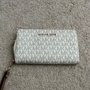MICHAEL MICHAEL KORS Large Logo Continental Wallet
Style# 32F1GJ6E7B